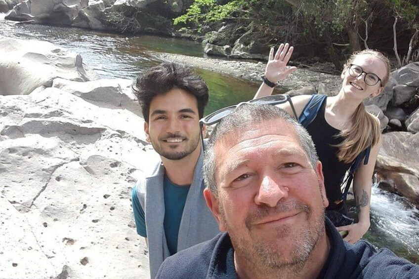 Een rotsachtige oever met een heldere beek. 2