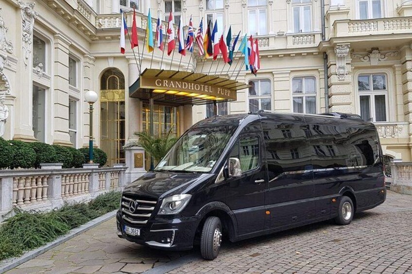 Un fourgon Mercedes-Benz Sprinter noir était garé devant le Grandhotel Pupp. 1