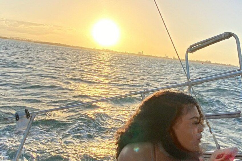Une personne à bord d’un bateau, avec le soleil couchant en arrière-plan. 3