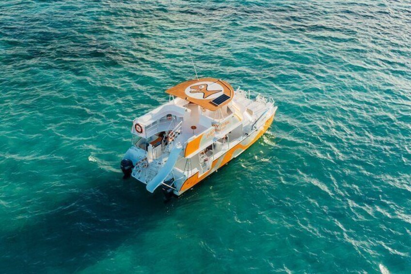 Un bote con cabina y ventana, navegando sobre aguas turquesas. 1