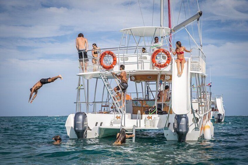 Un bote con gente nadando y buceando en el agua. 3