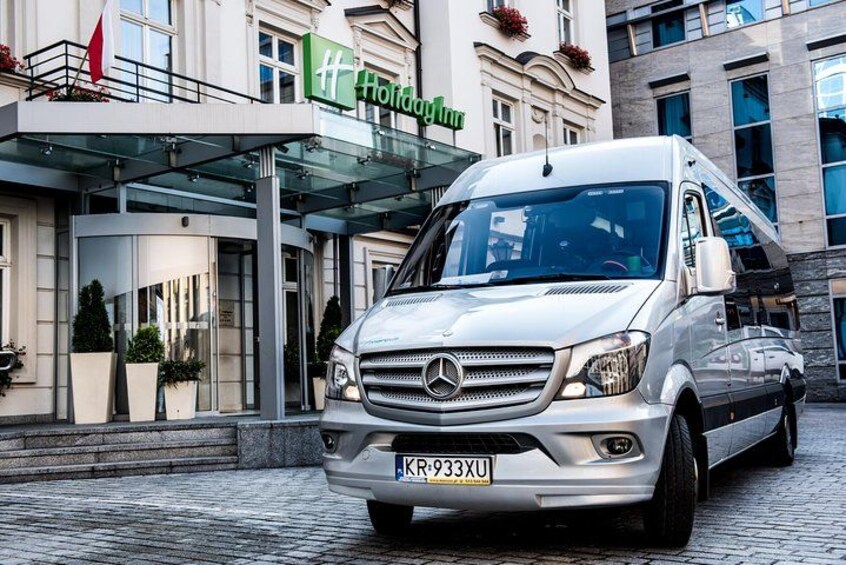 Een witte Mercedes-Benz bestelwagen geparkeerd voor een hotel. 4