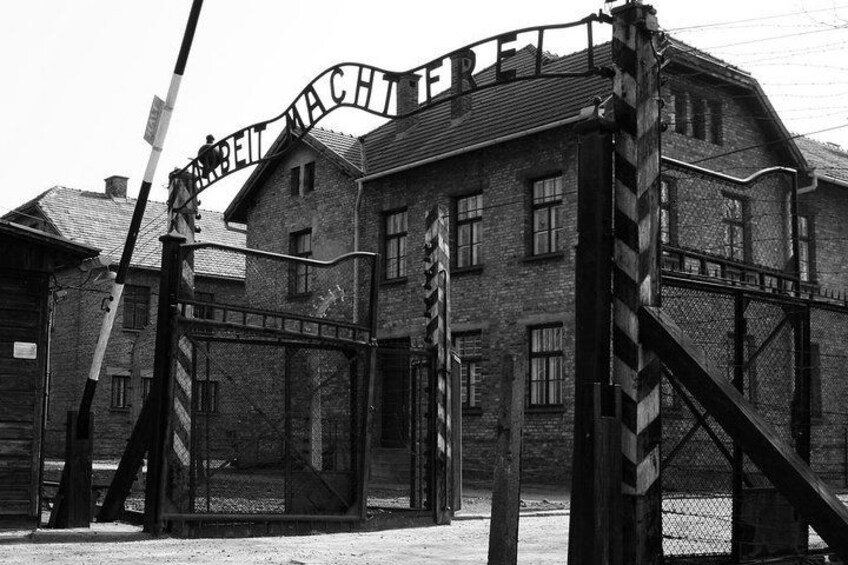 En historisk bygning med et skilt der viser 'BERLIN MARTS 1919' og en port med et stribet mønster. 4