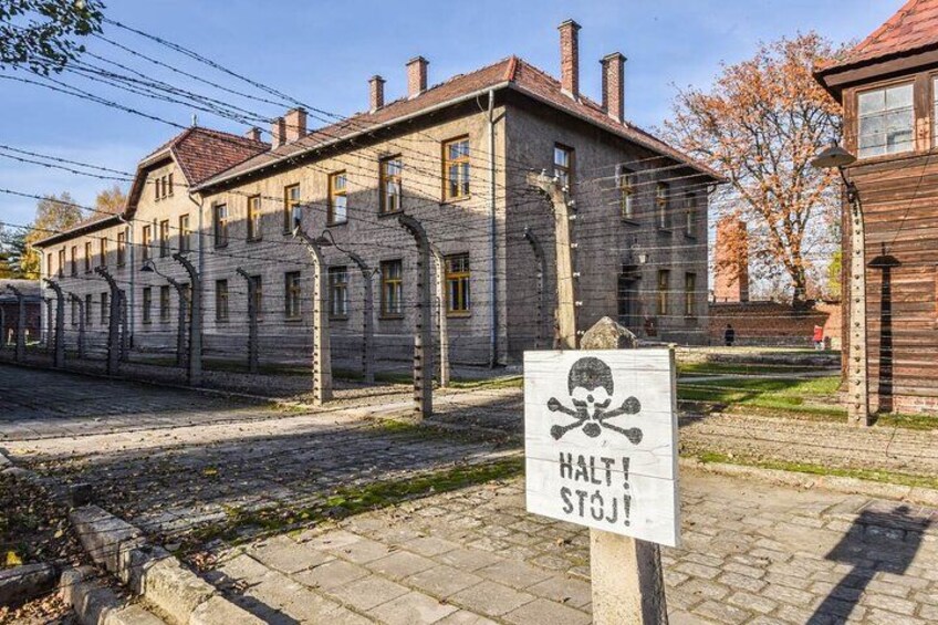 En bygning med et skilt, der viser teksten 'HALT! STOJ!'. 3