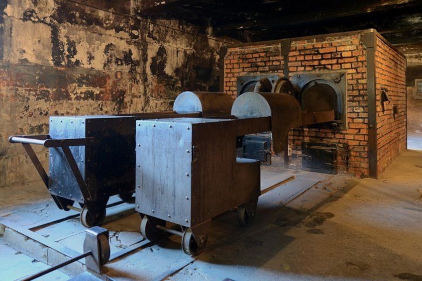 Een oude bakoven met een metalen constructie ervoor. 3