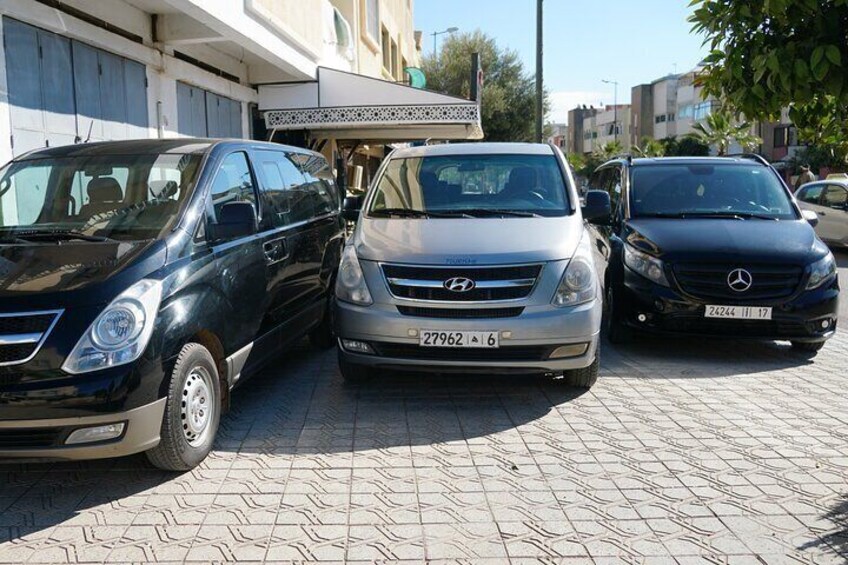 Tre automobili parcheggiate in un parcheggio. 5