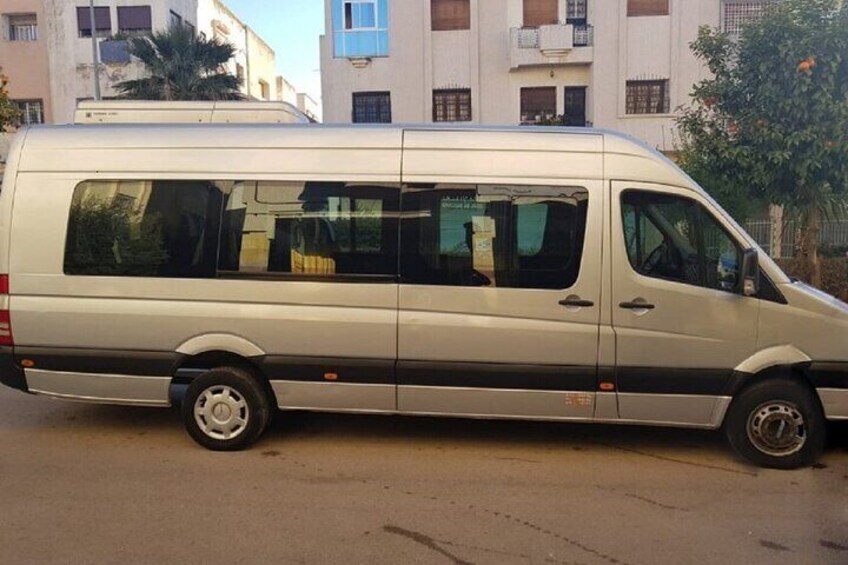 Un furgone argentato parcheggiato in strada, con edifici sullo sfondo. 4