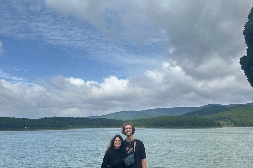 Un lago con montañas al fondo y un cielo parcialmente nublado. 3