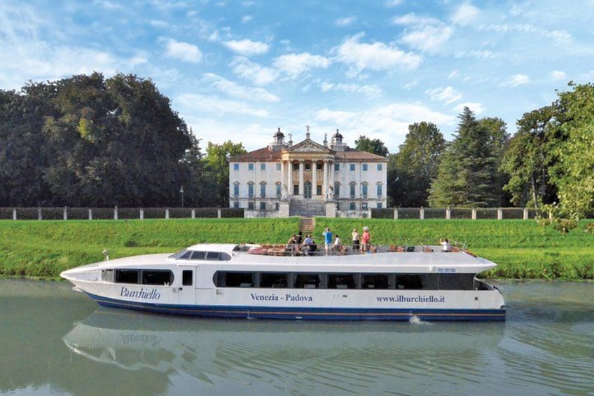 Il Burchiello in front of Villa Giovanelli 1