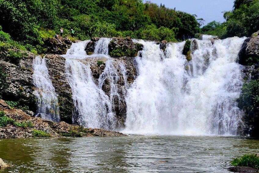 Una cascata a più livelli che si getta su rocce in un fiume. 2