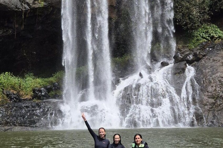 Una cascata con numerosi getti d'acqua che si riversano da una parete rocciosa in un corpo d'acqua. 3