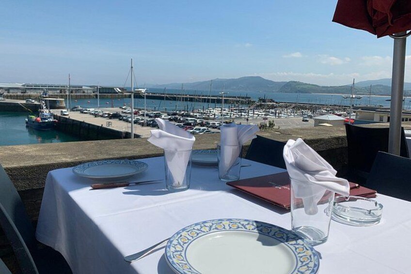 Une table dressée pour le dîner, avec vue sur une marina et des bateaux. 5
