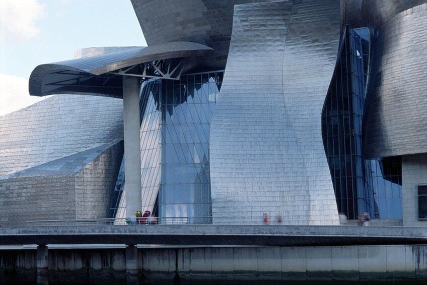 Une structure architecturale moderne aux surfaces réfléchissantes et au design original. 2