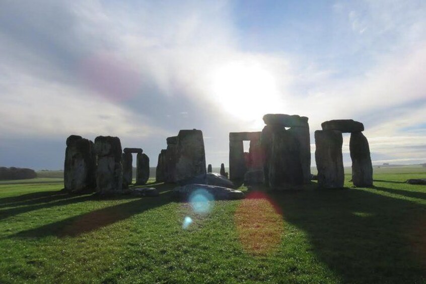 Stonehenge se dresse dans un champ verdoyant, sous un ciel dégagé. 3
