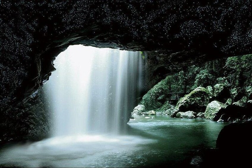 Una cueva con una cascada en su interior. 5