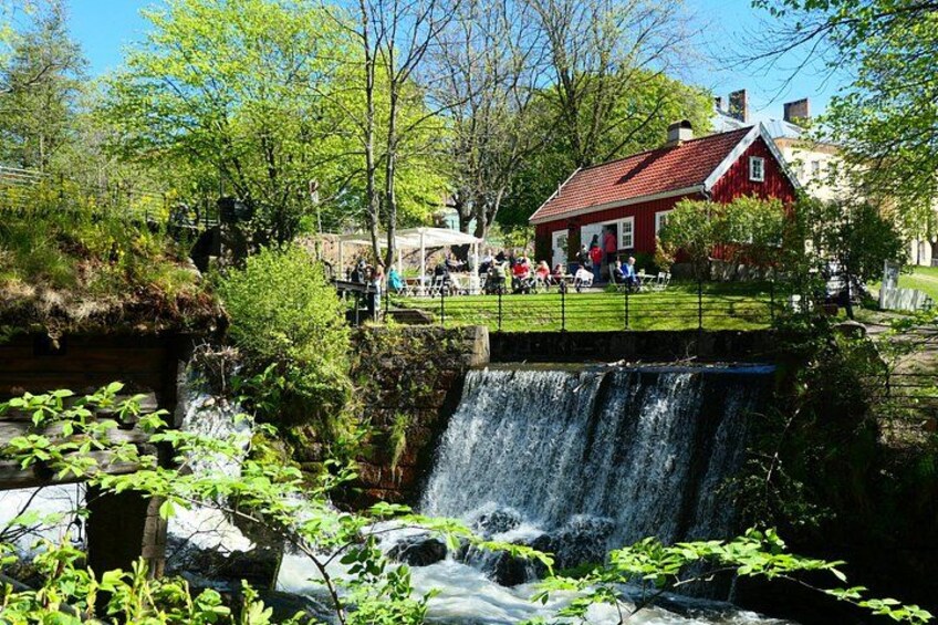 Ein Wasserfall, ein rotes Haus und eine Brücke. 1