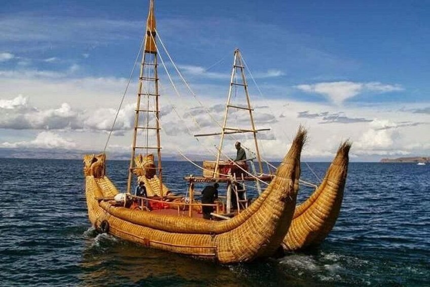 Ein traditionelles hölzernes Boot mit gebogenem Bug und Heck, das auf ruhigem Wasser gleitet. 3