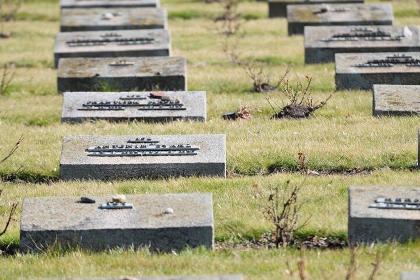 Een begraafplaats met rijen grafstenen. 4