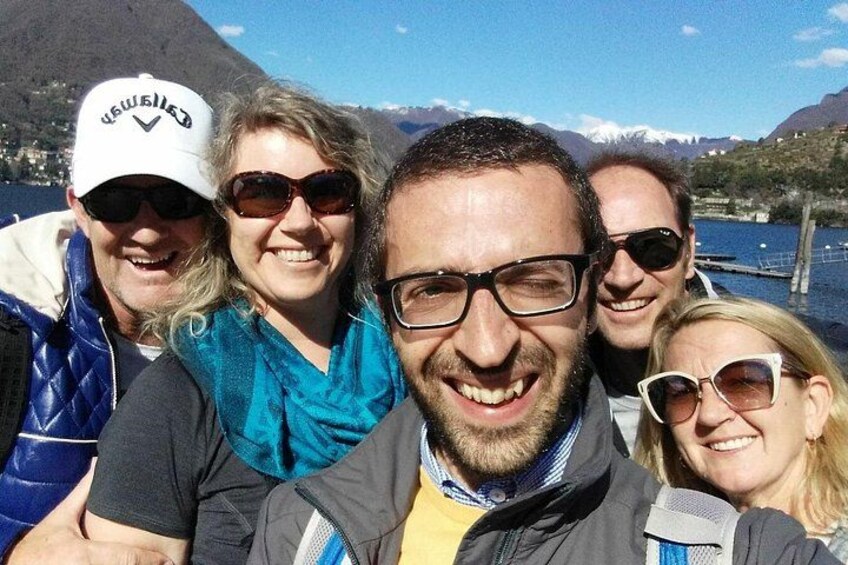 Un gruppo di persone su una barca, con un paesaggio montuoso sullo sfondo. 1