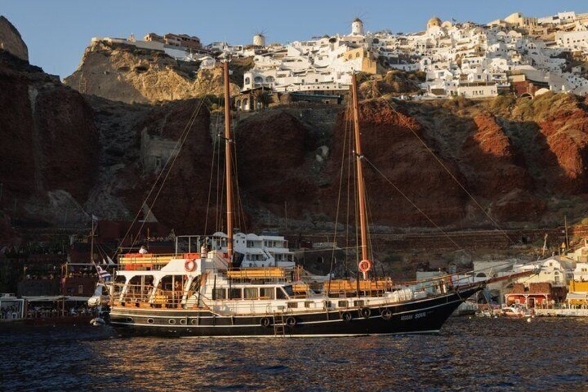 Santorini Volcanic Islands Cruise: Volcano, Hot Springs and Thirassia 1