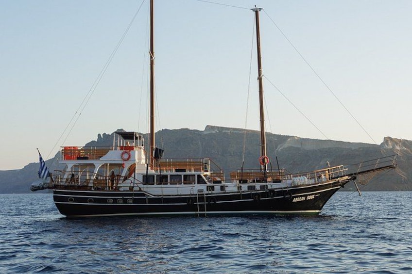 Santorini Volcanic Islands Cruise: Volcano, Hot Springs and Thirassia 3
