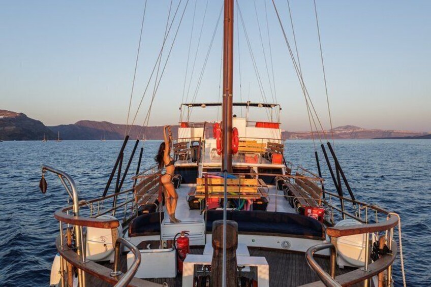 Santorini Volcanic Islands Cruise: Volcano,Hot Springs,Thirassia and Oia Sunset 3