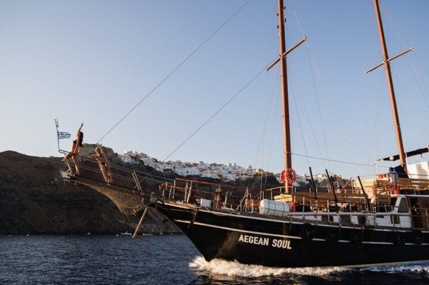 Santorini Volcanic Islands Cruise: Volcano,Hot Springs,Thirassia and Oia Sunset 1