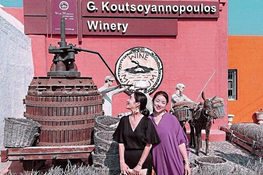 Un bâtiment rouge avec une enseigne indiquant le nom du domaine viticole G. Koutso Yannopoulos. 3