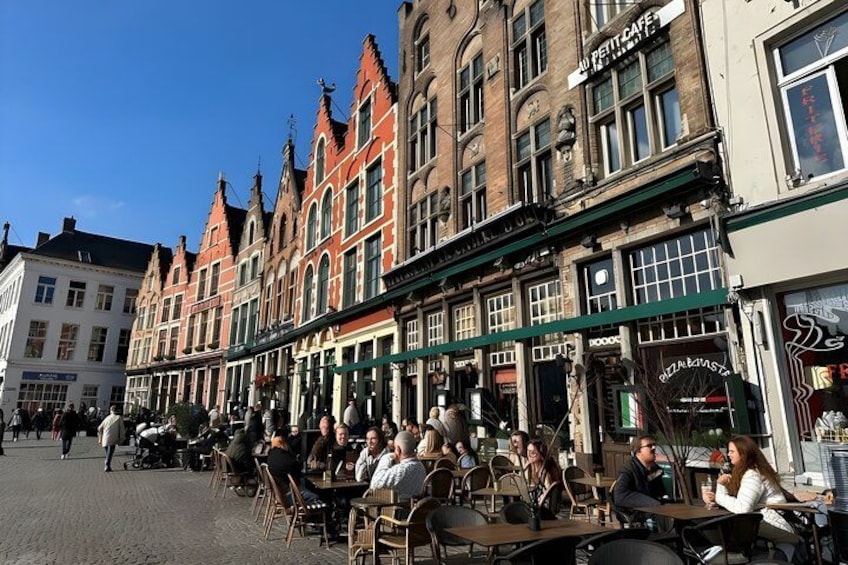 Una calle adoquinada con cafés al aire libre y edificios históricos. 5