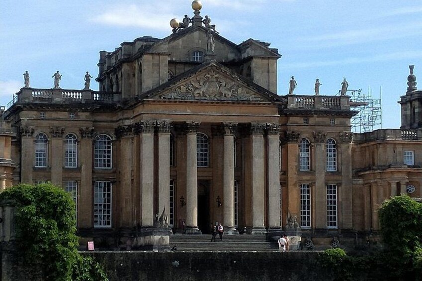 Un imponente edificio de estilo clásico con columnas, una entrada central y estatuas en el techo. 2
