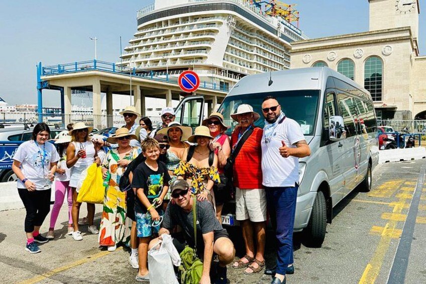 Amalfi Coast: A Coastal Symphony of Beauty and Splendor, Nestled along the stunning shores of southern Italy, the Amalfi Coast unfolds like a masterpiece of nature's artistry. 2