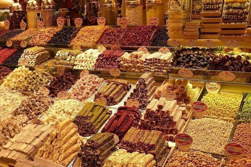 Un assortiment de fruits secs et de noix, présentés dans des récipients en verre et accompagnés d’étiquettes indiquant les prix. 5