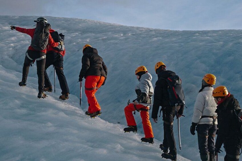 Un grupo de personas haciendo senderismo en una montaña nevada. 2