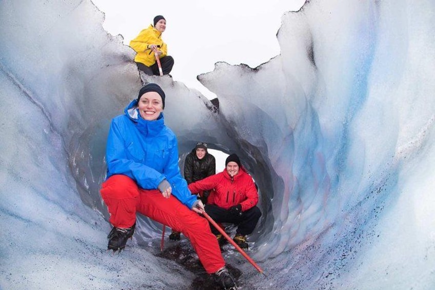 Menschen sitzen in einer Eishöhle. 2