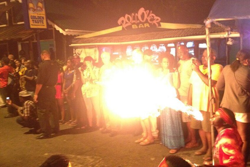 Una multitud se reunió alrededor de un fuego en un bar. 2