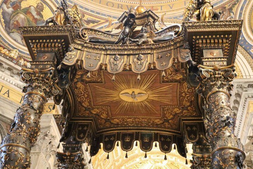 Eine kunstvolle Architektur mit aufwendigen Schnitzereien und einem zentralen Sonnendekor. 2