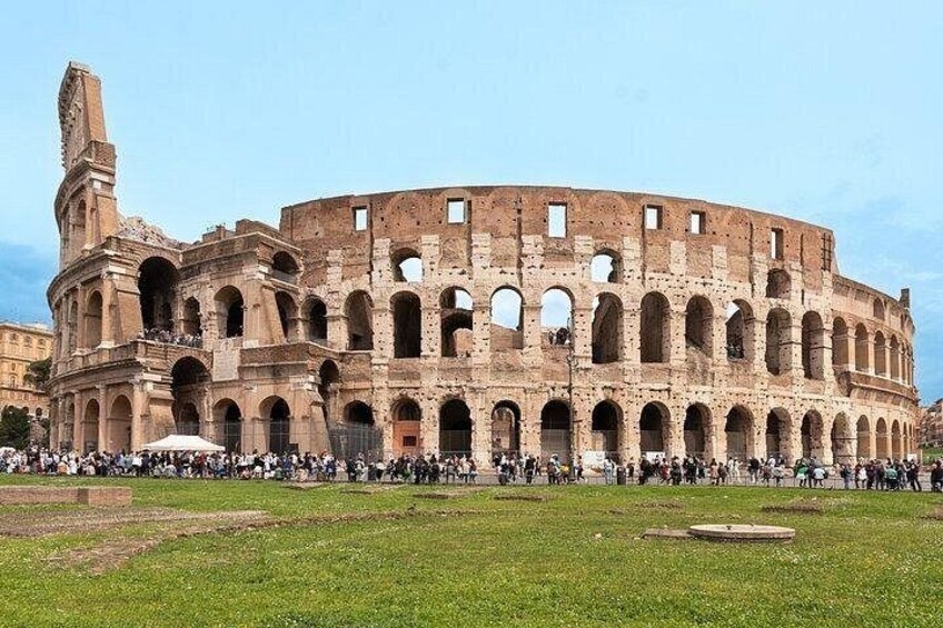 Het Colosseum in Rome, met toeristen op de voorgrond. 4