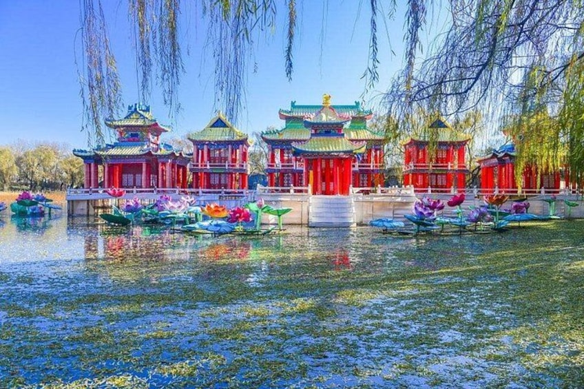 Traditionele Chinese architectuur met rode gebouwen, lotusvijvers en wilgenbomen. 2