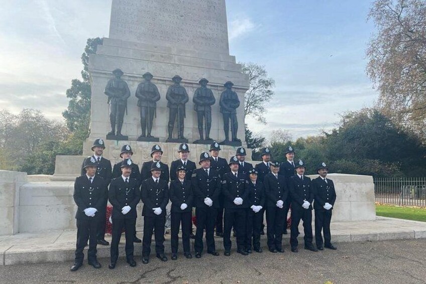 Un gruppo di persone in uniforme davanti a un monumento con statue. 3