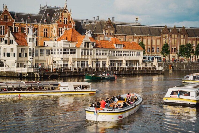 Un canal con barcos, edificios históricos y un puente. 1