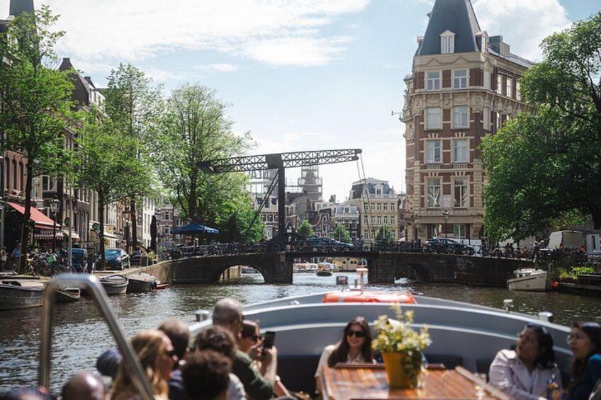 Un canal con un puente, barcos y edificios a lo largo de las orillas. 4