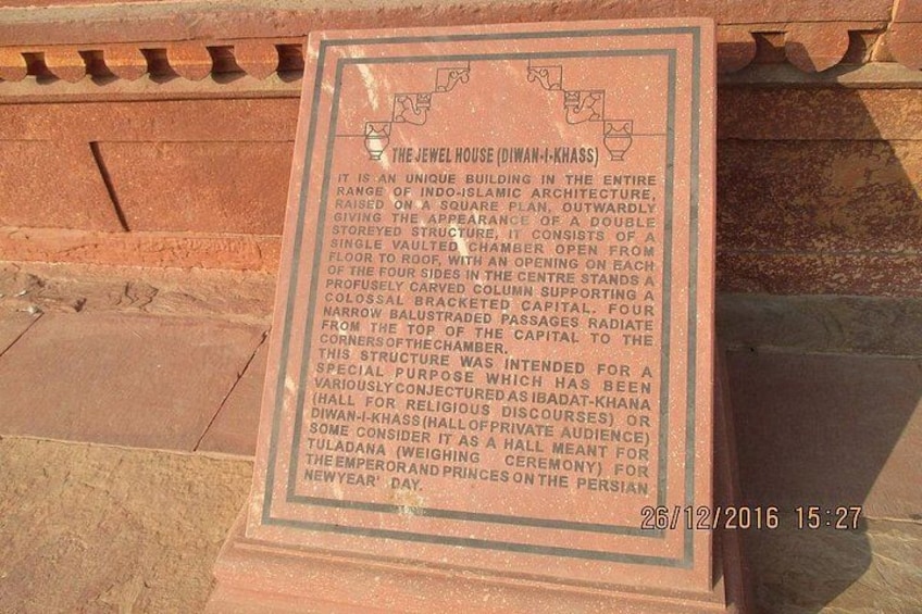 Une plaque commémorative relatant l’histoire et fournissant des informations détaillées sur le Joyau royal (Diwan-I-Khass). 3