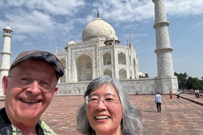 Ein Paar vor dem Taj Mahal mit seinen berühmten Kuppeln und Minaretten. 5
