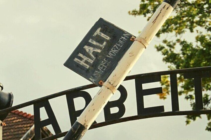 A street sign with 'HALT' and 'ARBEIT' written on it. 4