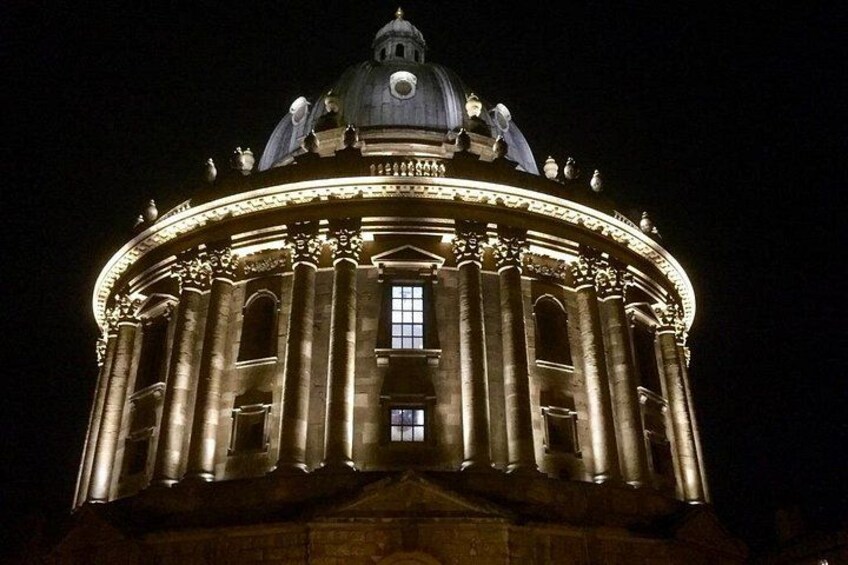 Un imposant bâtiment illuminé, doté d’un dôme et de colonnes, de nuit. 3
