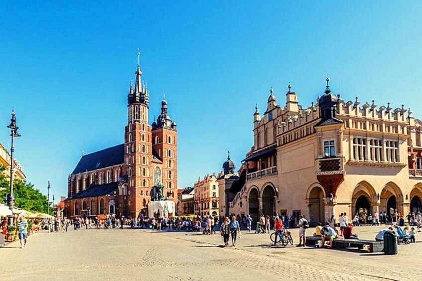 Una plaza histórica con una iglesia destacada y un edificio grande con arcos. 3