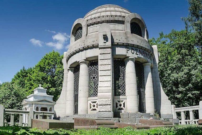 Un edificio histórico con cúpula y columnas, rodeado de vegetación. 3