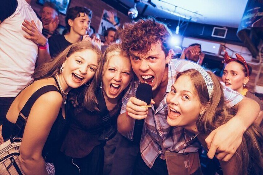 Een groep mensen bij een evenement, sommigen houden een microfoon. 2