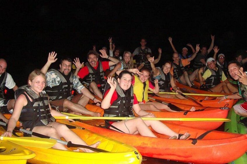 Een groep mensen in kano's op het water. 3