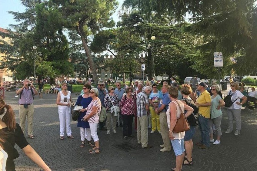 Piazza Bra, start the tour with the Official city guide, Likegarda 4